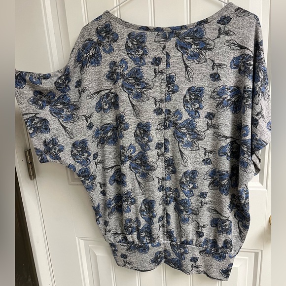 2 Dolman style short sleeve shirts - Picture 3 of 6